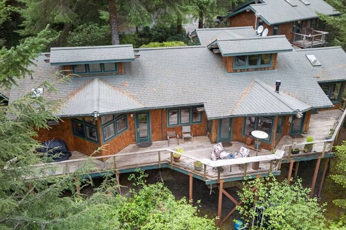 *NEW LISTING* Beautiful Lake Front Home w/ Hot Tub. Close to Downtown Florence and Dunes