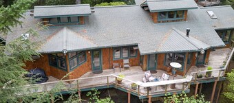 *NEW LISTING* Beautiful Lake Front Home w/ Hot Tub. Close to Downtown Florence and Dunes