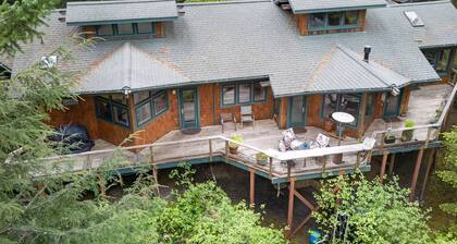 *NEW LISTING* Beautiful Lake Front Home w/ Hot Tub. Close to Downtown Florence and Dunes