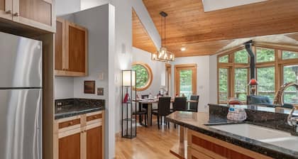 *NEW LISTING* Beautiful Lake Front Home w/ Hot Tub. Close to Downtown Florence and Dunes
