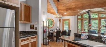 *NEW LISTING* Beautiful Lake Front Home w/ Hot Tub. Close to Downtown Florence and Dunes