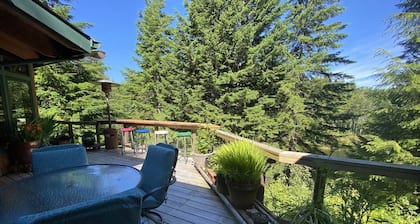 *NEW LISTING* Beautiful Lake Front Home w/ Hot Tub. Close to Downtown Florence and Dunes