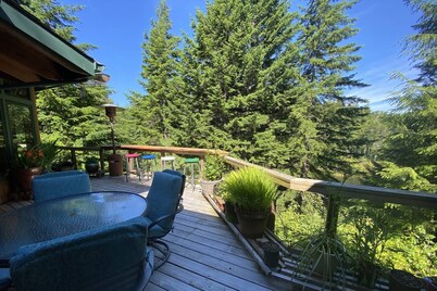 *NEW LISTING* Beautiful Lake Front Home w/ Hot Tub. Close to Downtown Florence and Dunes