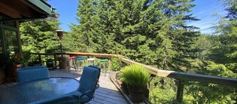 *NEW LISTING* Beautiful Lake Front Home w/ Hot Tub. Close to Downtown Florence and Dunes