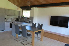 Jääkaappi, mikroaaltouuni, uuni, astianpesukone