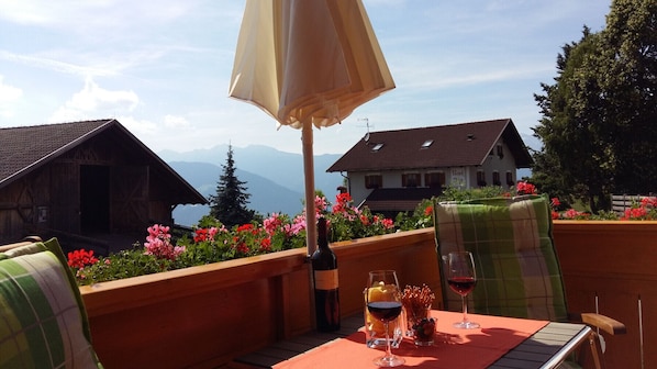 Outdoor dining - Apartment "Valentin" with Mountain View, Wi-Fi, Balcony & Garden (Mölten)