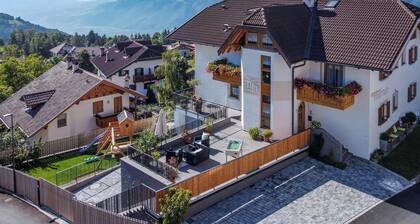 Ferienwohnung "Valentin" mit Bergblick, WLAN, Balkon & Garten