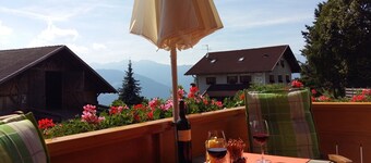 Apartment "Valentin" with Mountain View, Wi-Fi, Balcony & Garden