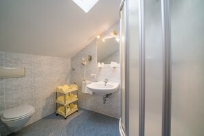 Ducha, secador de pelo y toallas