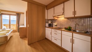 Una cocina moderna con armarios de madera, un microondas y un lavabo.