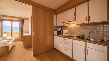 Frigorifero, microonde, piano cottura, macchina per tè/caffè