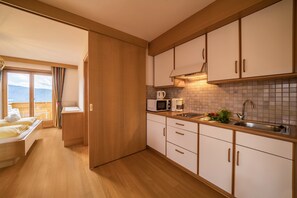 Fridge, microwave, stovetop, coffee/tea maker - Holiday Apartment "Mölten" with Mountain View, Wi-Fi, Balcony & Garden (Mölten)