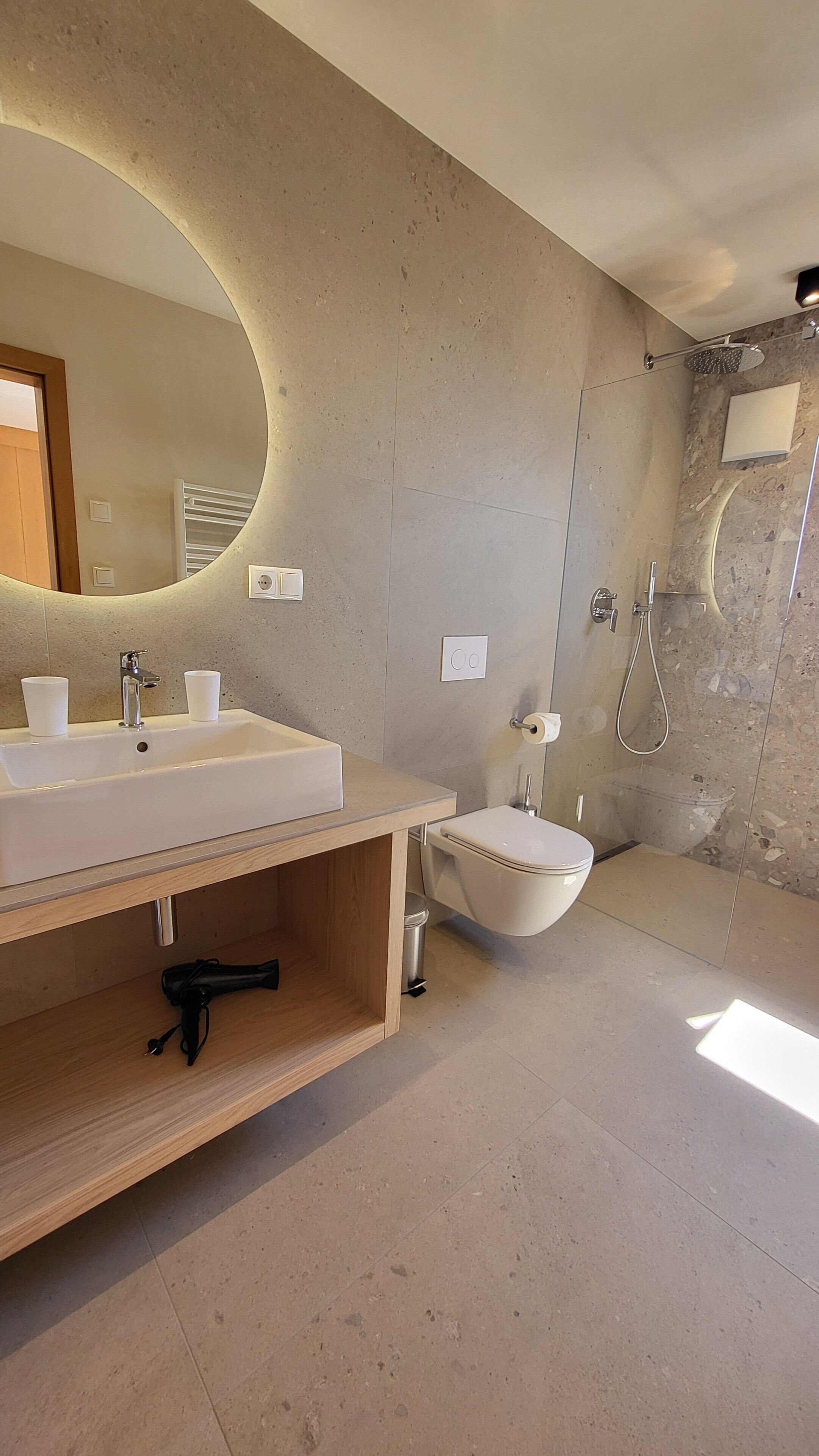 Bañera, secador de pelo, toallas