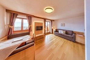 TV - Holiday Apartment "Mölten" with Mountain View, Wi-Fi, Balcony & Garden (Mölten)
