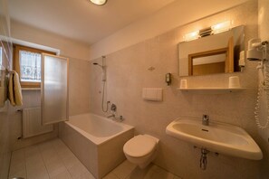 Bathtub, hair dryer, towels - Holiday Apartment "Mölten" with Mountain View, Wi-Fi, Balcony & Garden (Mölten)