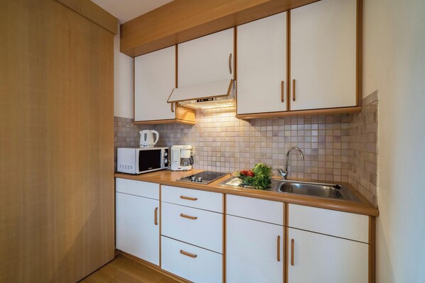 Frigorífico, microondas, placa de cocina y cafetera o tetera