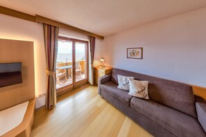 TV - Holiday Apartment "Mölten" with Mountain View, Wi-Fi, Balcony & Garden (Mölten)
