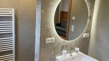 Dusch, hårtork och handdukar