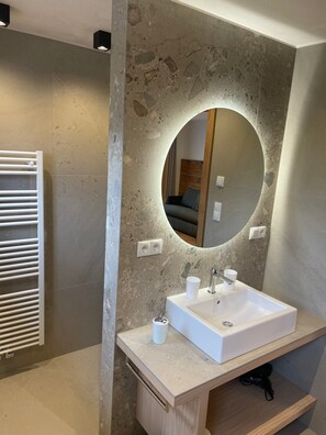 Shower, hair dryer, towels - Studio 'Meran' with Mountain View, Shared Terrace and Wi-Fi (Mölten)