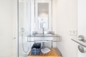 Bathtub, free toiletries, hair dryer, towels - Holiday Home Dalt Son Morro with Mountain View, Pool & Wi-Fi (Santa Margalida)