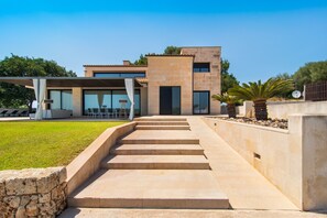 Terrace/patio - Holiday Home Dalt Son Morro with Mountain View, Pool & Wi-Fi (Santa Margalida)