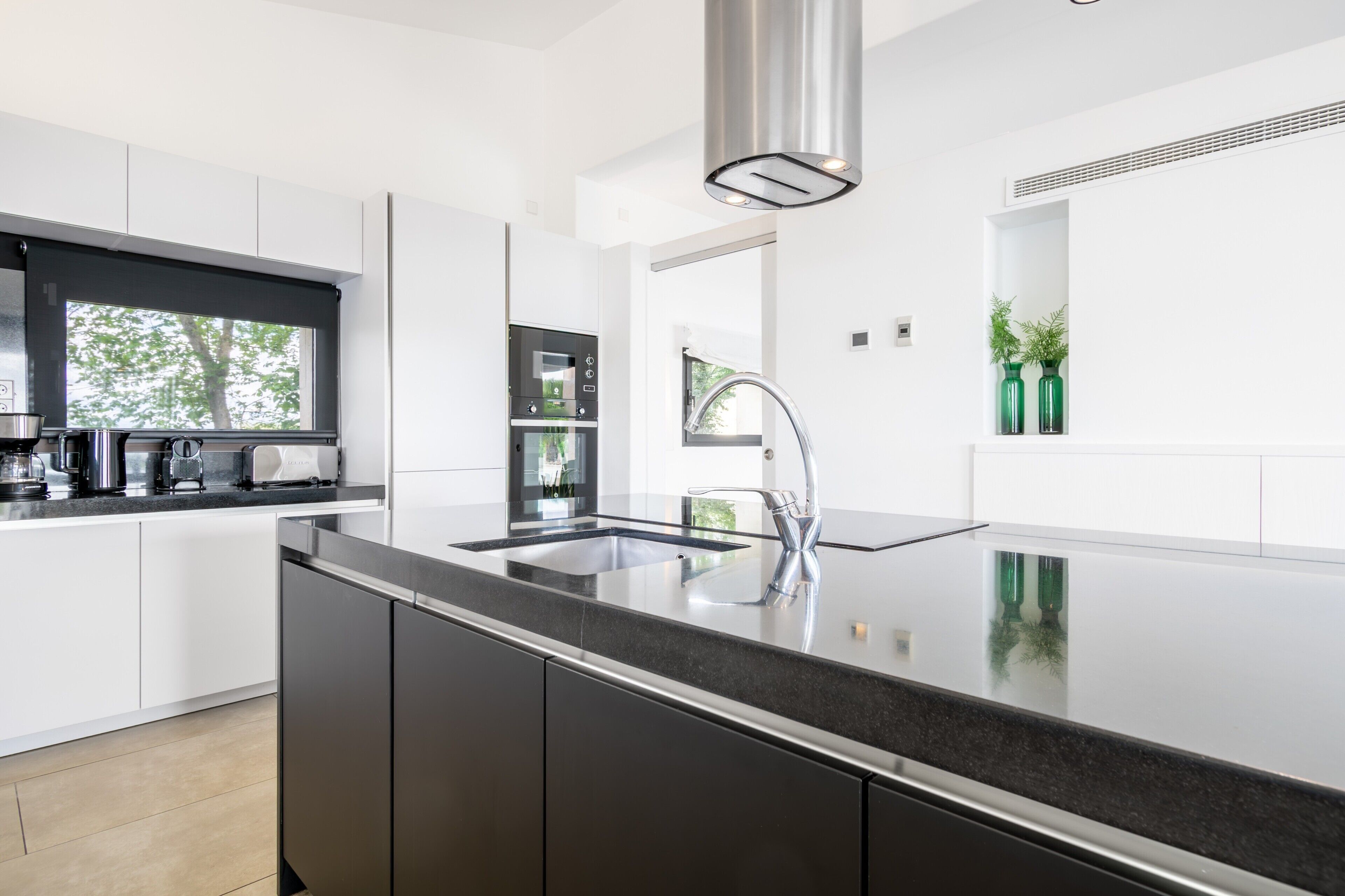 Jääkaappi, mikroaaltouuni, uuni, liesi