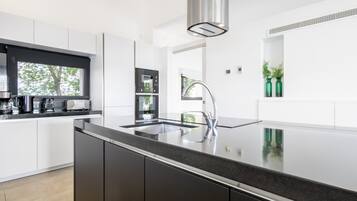 Jääkaappi, mikroaaltouuni, uuni, liesi