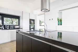 Fridge, microwave, oven, stovetop - Holiday Home Dalt Son Morro with Mountain View, Pool & Wi-Fi (Santa Margalida)