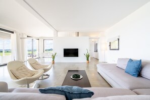 TV, ping pong - Holiday Home Dalt Son Morro with Mountain View, Pool & Wi-Fi (Santa Margalida)