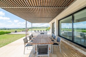 Outdoor dining - Holiday Home Dalt Son Morro with Mountain View, Pool & Wi-Fi (Santa Margalida)