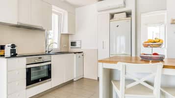 Een koelkast, een magnetron, een oven, een kookplaat