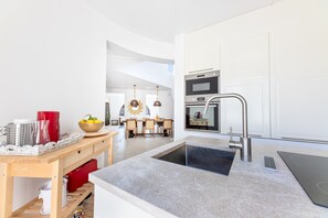 Jääkaappi, mikroaaltouuni, uuni, liesi