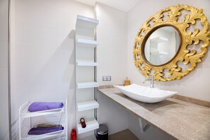 Shower, hair dryer, towels - Apartment Casa Rewa Close to the Beach with Sea View, Wi-Fi & Terrace (Puerto de Alcudia)