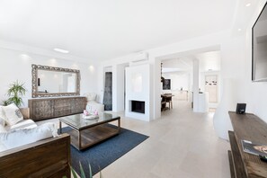 TV - Apartment Casa Rewa Close to the Beach with Sea View, Wi-Fi & Terrace (Puerto de Alcudia)