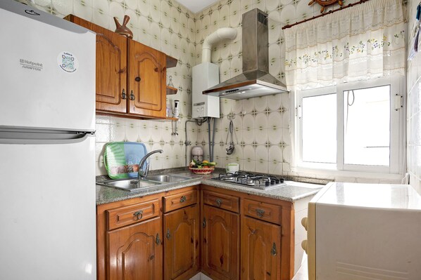 Réfrigérateur, micro-ondes, plaque de cuisson, cafetière/bouilloire