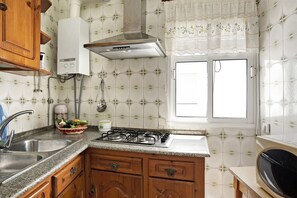 Fridge, microwave, stovetop, coffee/tea maker - Holiday Apartment "Casa Carmen" near the Beach with Air Conditioning (Conil de la Frontera)