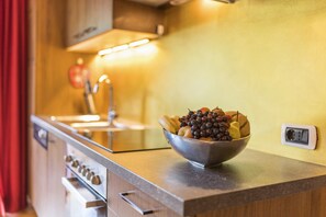 Kühlschrank, Herdplatte, Wasserkocher mit Kaffee-/Teezubehör