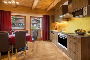Fridge, stovetop, coffee/tea maker, electric kettle - Apartment "Villa Anita Piz da Peres" with Mountain View, Sauna, Wi-Fi & Terrace (St.Vigil)