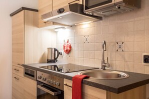 Réfrigérateur, four à micro-ondes, un four, surface de cuisson