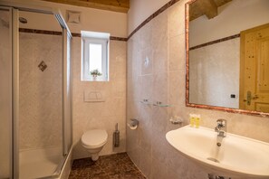 Ducha, secador de pelo, toallas