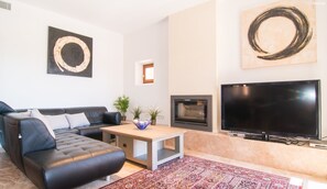 Televisión y chimenea 