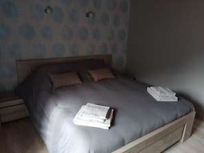 3 chambres, fer et planche à repasser, lit parapluie, Wi-Fi gratuit