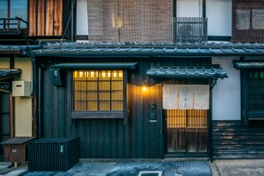 Exterior - Suigetsu Machiya House (Kyoto)
