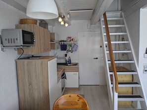 Kühlschrank, Mikrowelle, Ofen, Wasserkocher mit Kaffee-/Teezubehör