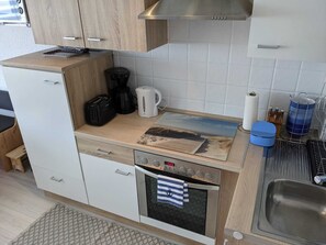 ثلاجة، ميكروويف، فرن، ماكينة لصنع القهوة/الشاي