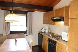 Køleskab, ovn, opvaskemaskine, kaffe-/temaskine