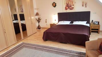 2 Schlafzimmer, Zimmersafe, Schreibtisch, Bügeleisen/Bügelbrett