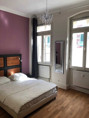 1 quarto, escrivaninha, Wi-Fi, roupa de cama