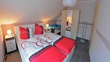 3 bedrooms, travel crib, WiFi