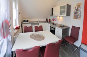 Unclassified image, 2 of 10, button - 3 room upper floor - Apartment Ferienhaus Müritzidyll - Ferienwohnungen / (Röbel/Müritz)